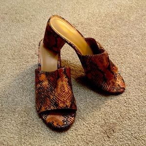 Old Navy snake skin orange mules block heel women’s size 8